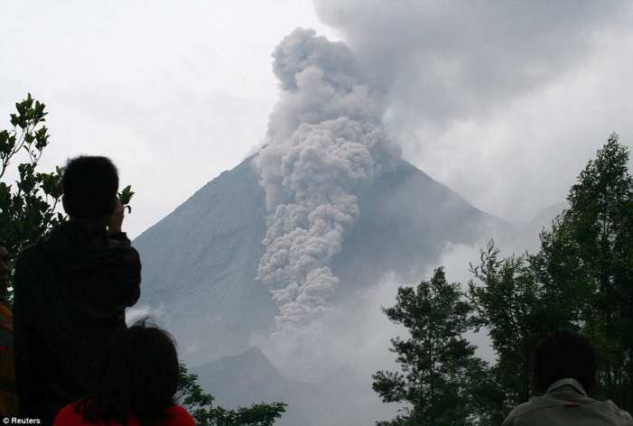 извержение вулкана в Индонезии