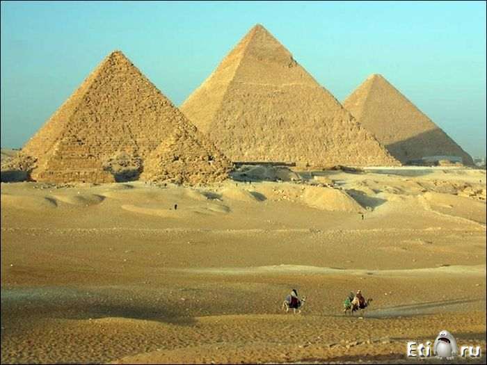 Вид на пирамиды под другим углом