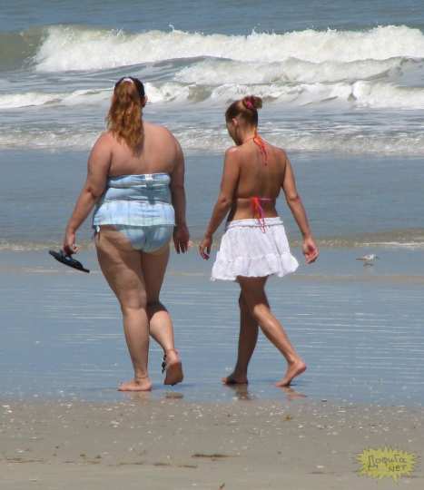 Здоровяк порет подружку на пляже